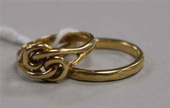 An 18ct yellow gold knot ring and a similar wedding band 7.8g gross